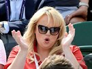 Australská hereka Rebel Wilsonová fandila na Wimbledonu eské tenistce...