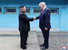Americký prezident Donald Trump si potásá rukou se severokorejským vdcem Kim...