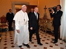 Pape Frantiek pijal ve Vatikánu ruského prezidenta Vladimira Putina. (4. 7....