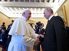 Pape Frantiek pijal ve Vatikánu ruského prezidenta Vladimira Putina. (4. 7....