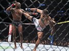 MMA zápasník Jon Jones (vlevo) se vyhýbá kopu soupee Thiaga Santose v...