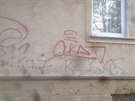 Graffiti na zdi sokolovny, pachatel byli chyceni pi inu.