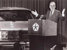 Lee Iacocca v roce 1984 pedstavuje Plymouth Voyager, zakladatele kategorie...