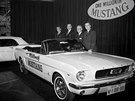 Lee Iacocca (druhý zleva) pózuje u kabrioletu Ford Mustang s poadovým íslem...