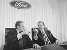 Lee Iacocca (vlevo) a Henry Ford II. v roce 1975. O ti roky jejich osobní...