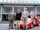 Zleva Emile Novaro, Lee Iacocca a Bob Lutz na snímku z dubna 1987, kdy se na...