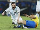 Argentinský kapitán Lionel Messi (vlevo) faulovaný Casemirem z Brazílie.