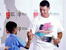 Cristiano Ronaldo se zdraví se singapurským fanoukem.