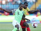 Odion Ighalo (vlevo) z Nigérie se tlaí ped Michaela Ngadeua z Kamerunu.