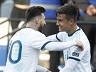 Paulo Dybala (vpravo) a Lionel Messi ¨se radují z argentinského gólu.