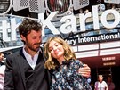 Casey Affleck a Anna Pniowski na erveném koberci karlovarského festivalu (30....