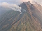 Kou stoupající z vulkánu Stromboli. Fotka pochází z helikoptéry místní policie.