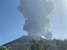 Kou stoupající z vulkánu Stromboli (4. ervence 2019).