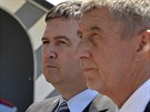 Vicepremiér Jan Hamáek (SSD) a pedseda vlády Andrej Babi (vpravo; ANO)...