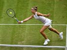 Karolína Muchová se natahuje za míkem ve tvrtfinále Wimbledonu.