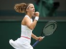 Vítzné gesto Karolíny Muchové ve tvrtfinále Wimbledonu.