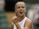 Vítzné gesto Karolíny Muchové ve tvrtfinále Wimbledonu.