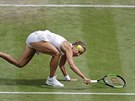 Barbora Strýcová se marn natahuje za míkem ve tvrtfinále Wimbledonu.