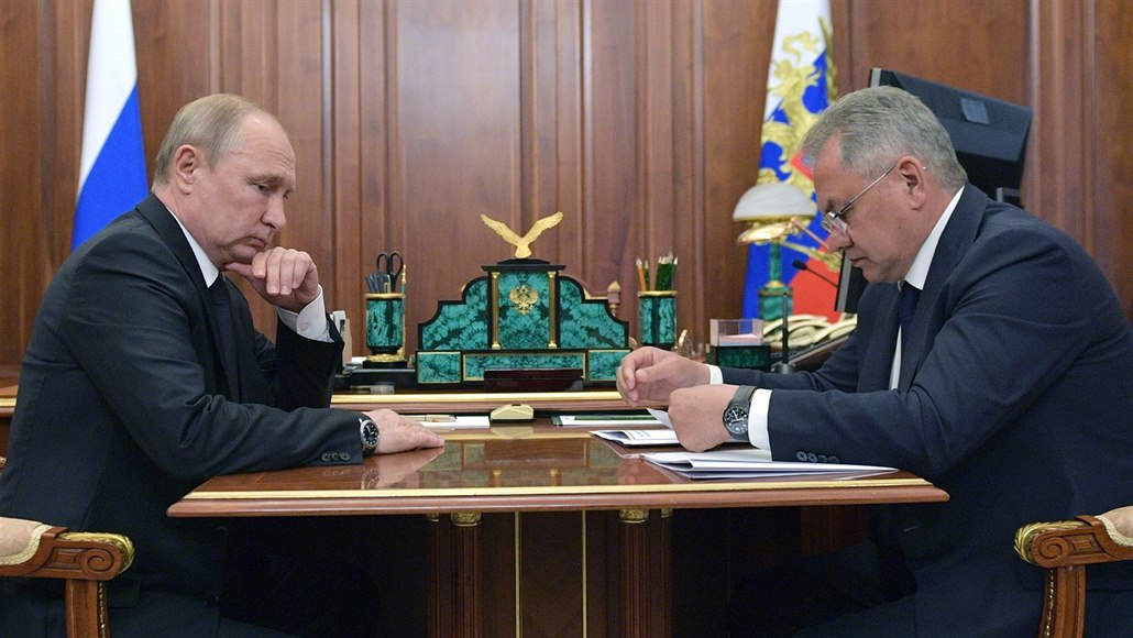 Ruský prezident Vladimir Putin s ministrem obrany Sergejem Šojguem. (2....