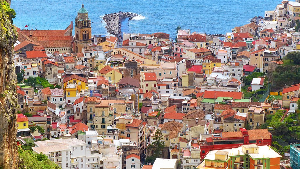 Neot�elý pohled na Amalfi z vnitrozemí. Abyste si jej u�ili, bude vás to stát...