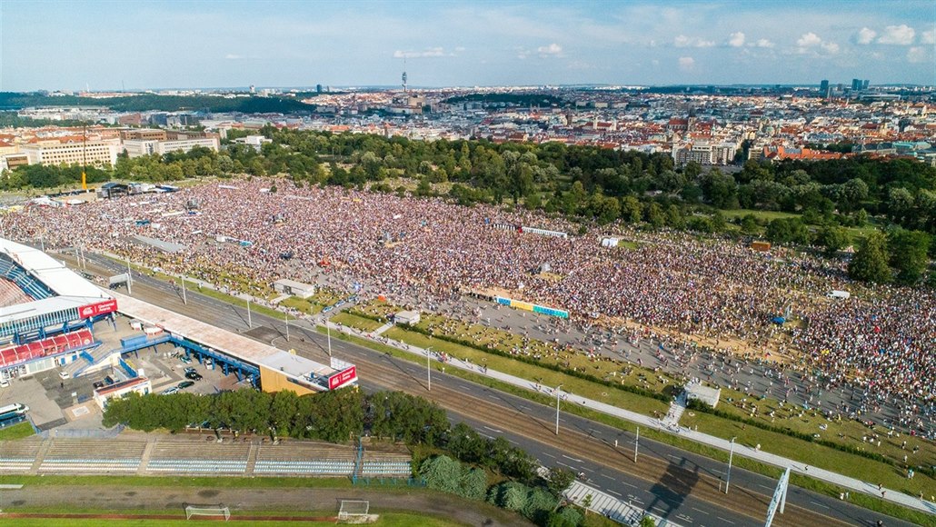 Záb�r na demonstraci na Letenské pláni