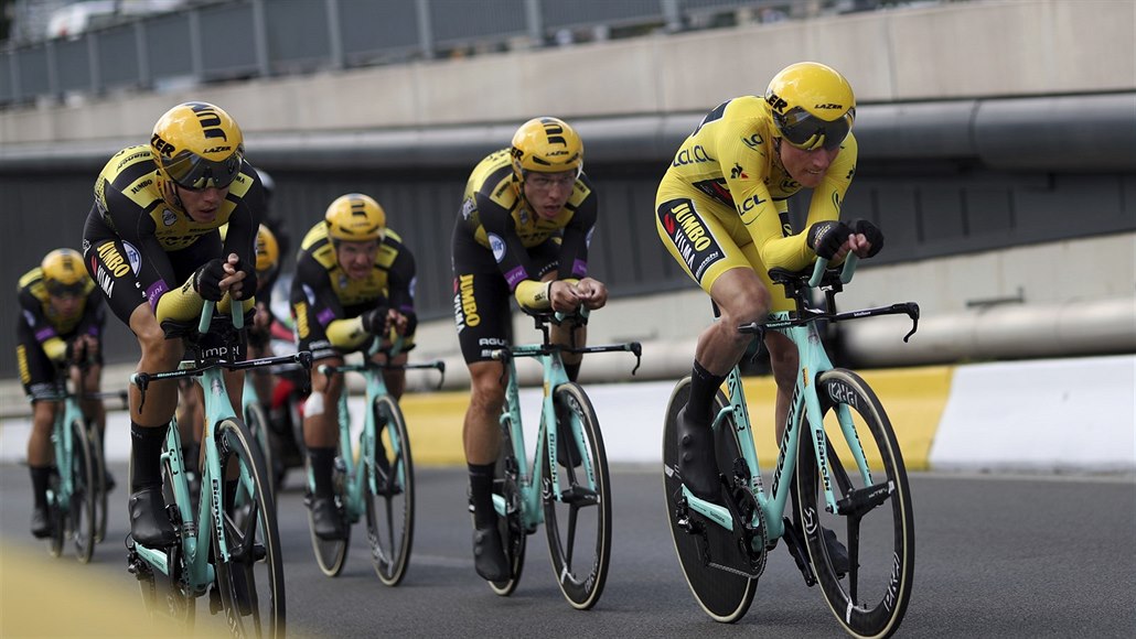 �lutý Mike Teunissen táhne tým Jumbo-Visma v týmové �asovce na Tour.