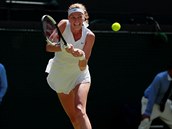 Petra Kvitov hraje bekhend ve druhm kole Wimbledonu.