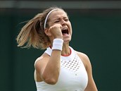 Karolna Muchov se raduje z postupu do osmifinle Wimbledonu.