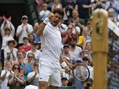 Srb Novak Djokovi se raduje z postupu do osmifinle Wimbledonu.