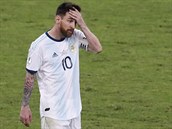 Zklaman Lionel Messi po vyazen v semifinle turnaje Copa Amrica. Argentina...