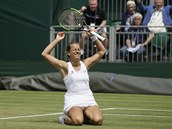 Barbora Strcov slav vtzstv v osmifinle Wimbledonu.