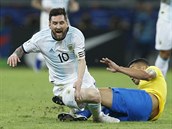 Argentinsk kapitn Lionel Messi (vlevo) faulovan Casemirem z Brazlie.