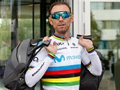 Alejandro Valverde ze stje Movistar ped trninkem na Tour