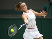 Karolna Muchov returnuje ve tvrtfinle Wimbledonu.