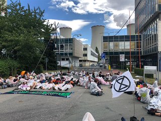 Demonstranti protestují proti znečištění, které způsobuje uhelná elektrárna...