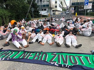 Demonstranti protestují proti znečištění, které způsobuje uhelná elektrárna...