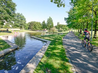 Park Přátelství na Proseku je unikátní nejdelší vodní soustavou v Praze.