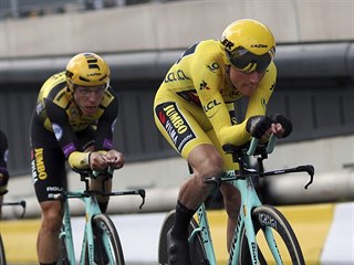 �lutý Mike Teunissen táhne tým Jumbo-Visma v týmové �asovce na Tour.
