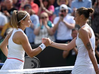 Karolína Plíšková (vpravo) a Karolína Muchová po osmifinále Wimbledonu.