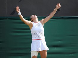 Karolína Muchová slaví �ivotní postup do �tvrtfinále Wimbledonu.