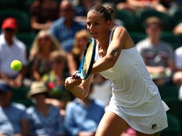 esk tenistka Karolna Plkov hraje bekhend v prvnm kole Wimbledonu.