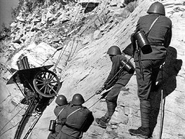 eskoslovenská armáda 1918 - 1939. Pesun horského kanonu v terénu byl sloitou...