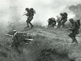 Československá armáda 1918 - 1939. Československá pěchota cvičí útok.