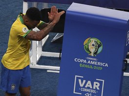 Frustrovaný brazilský útočník Gabriel Jesus udeřil po červené kartě ve finále...