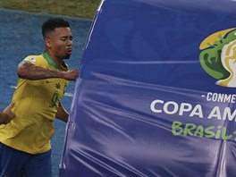 Frustrovaný Gabriel Jesus, útočník fotbalové Brazílie, po červené kartě ve...