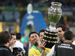 KONEC DOBRÝ, VŠECHNO DOBRÉ. Brazilský útočník Gabriel Jesus s trofejí pro...