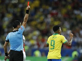 Rozhodčí Roberto Tobar vyloučil ve finále Copa América domácího brazilského...