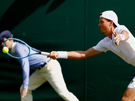 Tom Berdych v prvnm kole Wimbledonu.