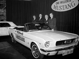 Lee Iacocca (druh zleva) pzuje u kabrioletu Ford Mustang s poadovm slem...