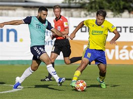 Zlnsk fotbalista Pablo Podio (vpravo) v zpase se Senic.